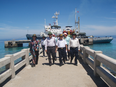 Delegation of the Party Central Committee’s Commission of Popularization and Education visits Truong Sa islands